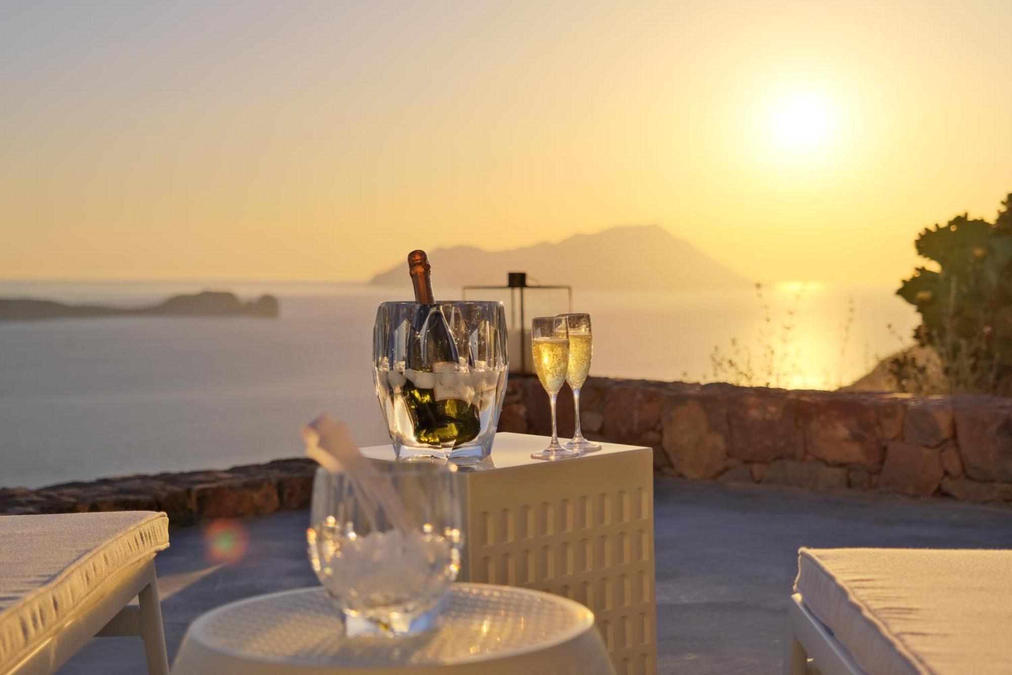Odyssey Rock Milos Sunset Suites Plaka  客房 照片