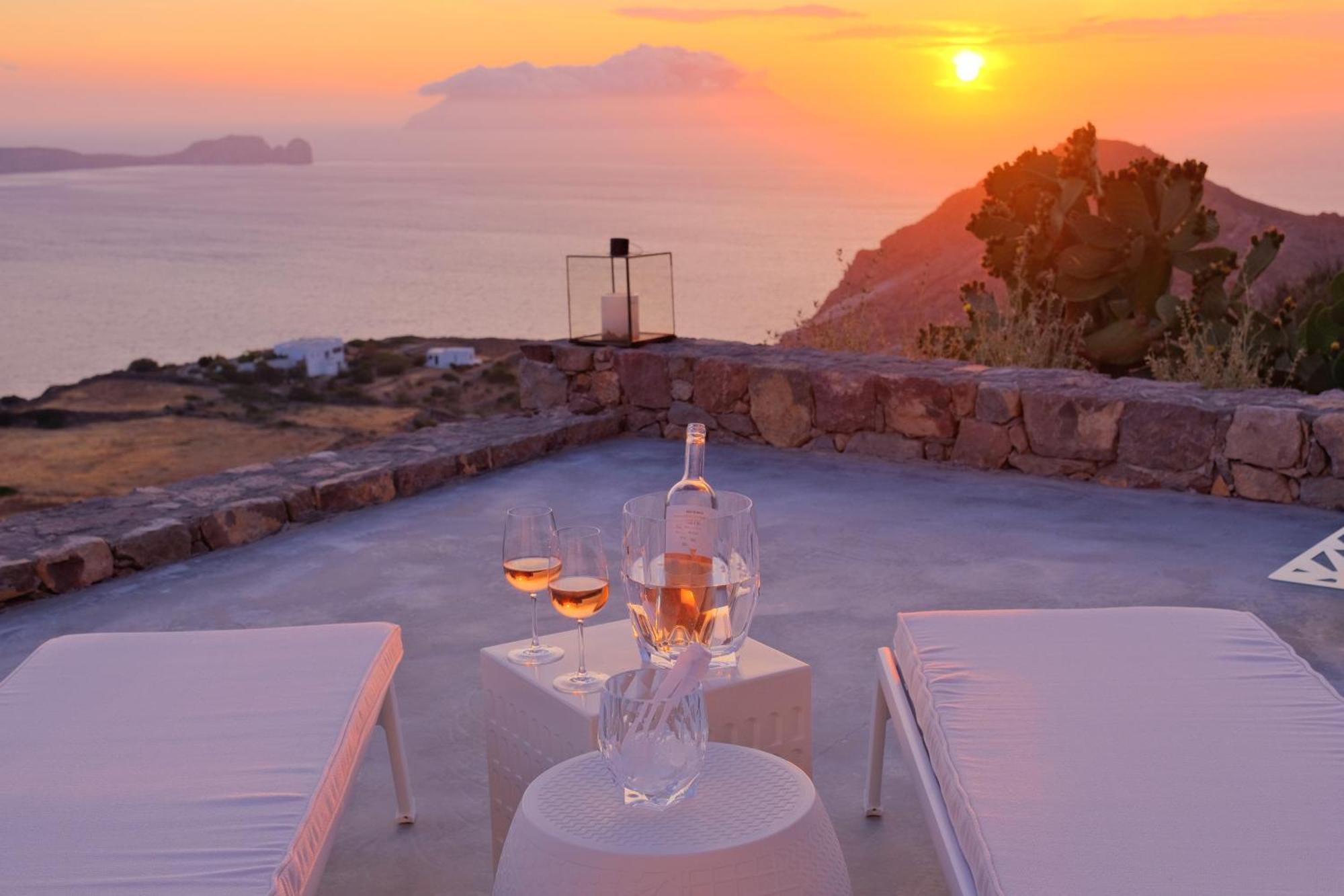 Odyssey Rock Milos Sunset Suites Plaka  客房 照片